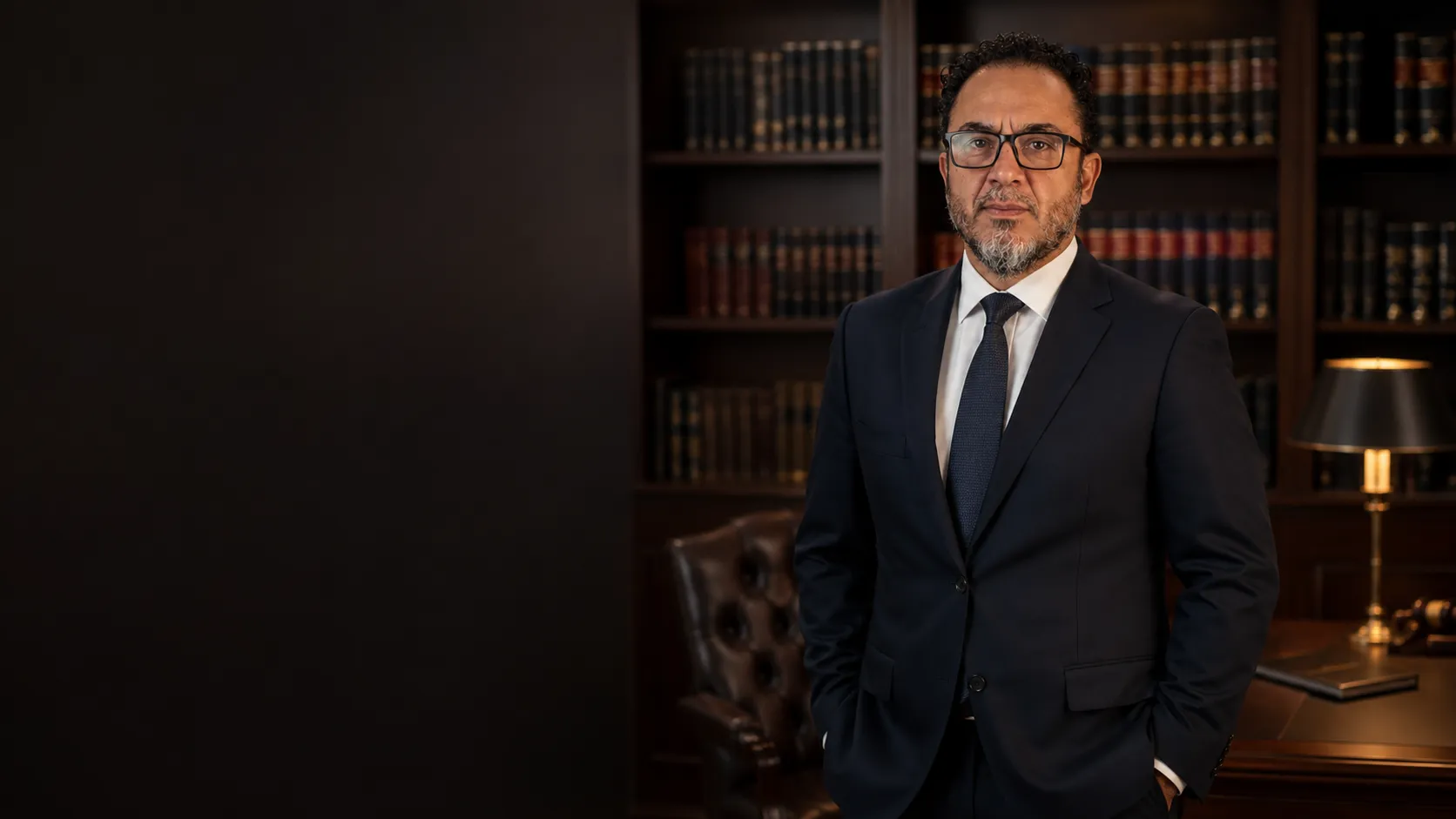 Alécio Ferreira, advogado, em seu escritório